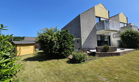 Terraced corner house with large garden