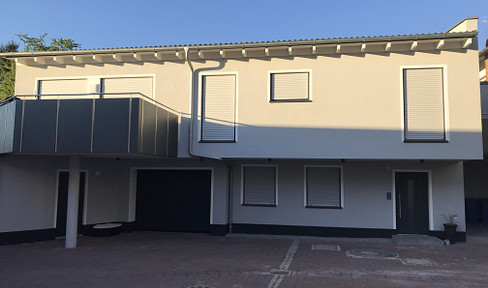 Moderne Maisonette-Wohnung mit Haus-Charakter, Garage & Stellplatz