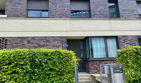 TOWNHOUSE WITH ONE-LEVEL APARTMENT | Purchase price subject to negotiation