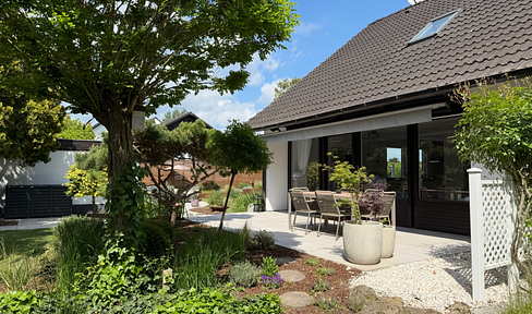 Detached family home with large garden - without estate agent