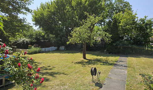 Commission-free semi-detached house with lots of potential and a large plot of land