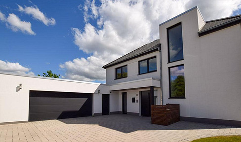 Spacious architect-designed house with unobstructed views of the countryside