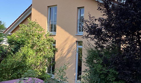 Modern.Sustainable.Special. Light-flooded architect's house with a diverse garden