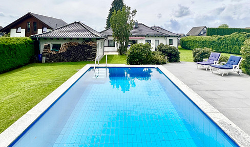 Repräsentatives Anwesen mit Pool und zusätzlichem Baugrundstück - VON PRIVAT