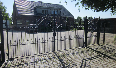 Außergewöhnliche Immobilie in Alleinlage - 2 voll unterkellerte Doppelhaushälften