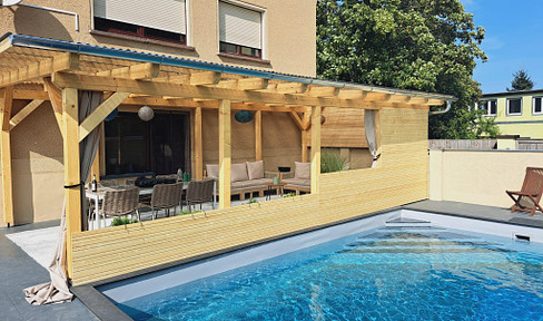 Free of commission! Two detached houses, sauna, fireplace, pool and lots of garden