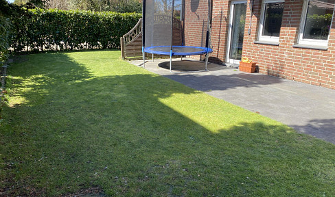 First floor apartment close to the city center with private garden