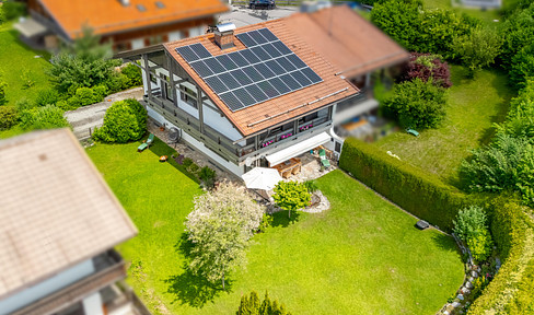 Light-flooded semi-detached house with high-quality fittings near the lake