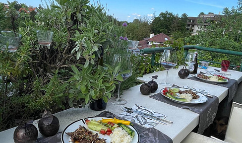 Light. Air. Luxury. Exclusive penthouse maisonette with panoramic view & whirlpool