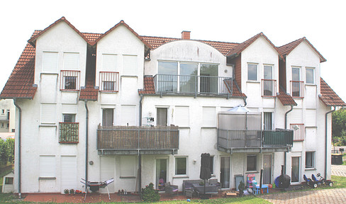 Well-connected and well thought-out: 4-room apartment with fireplace, balcony & parking space