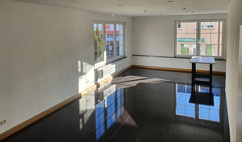 Modern, light-flooded 2-room apartment with spacious bathroom and fitted kitchen