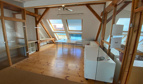 Gewerbliches Dachgeschoss in der Kastanienallee, für Office, Atelier und Wohnen. Provisionsfrei!