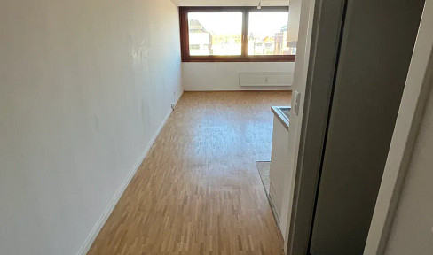 Bright 1-room apartment with elevator & fitted kitchen - central & quiet location