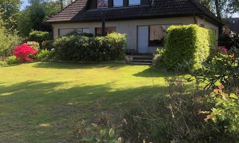 Idyllic detached house with spacious garden, full basement in Hamburg-Bergstedt