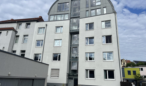 Kernsanierte Dreizimmerwohnung mit zwei Balkonen und der Leine im Garten