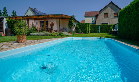 Idyllic semi-detached house with large pool and spacious plot - commission-free