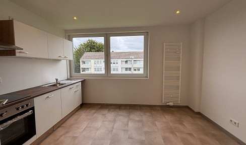 First-time occupancy after renovation with EBK & balcony - friendly 3-room apartment in Lübbecke