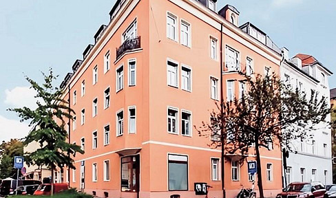 Charming, renovated 3-room apartment in an old building with bay window in a trendy district close to the city (commission-free!)