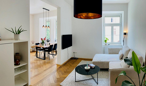 Charming, renovated 3-room apartment in an old building with bay window in a trendy district close to the city (commission-free!)