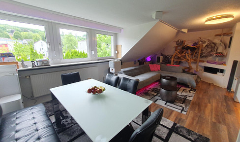 Schicke Mansardenwohnung mit eigenem Garten und großen Zusatzflächen