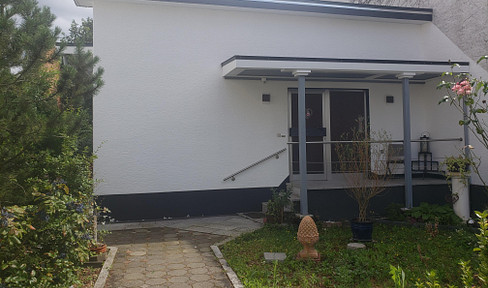Cozy bungalow, very central, large garden and outbuilding