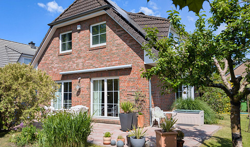Sustainable living in Sasel: renovated house with photovoltaics, heat pump & lots of privacy