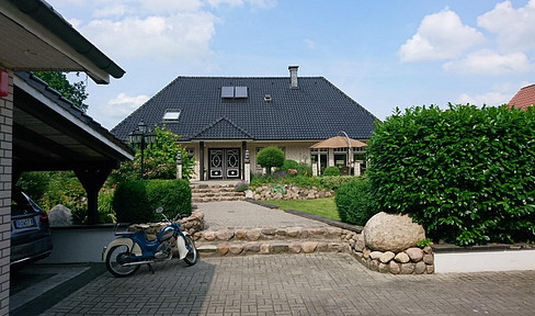 "Traumhaus Provisionsfrei Bungalow incl. 2. Gebäude mit 3 Garagen und einer Mietwohnung !