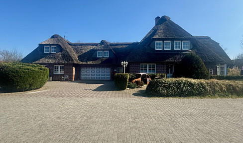 Thatched roof property with two units in a quiet location in Ardorf