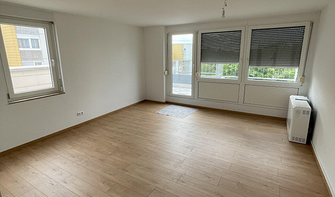 First-time occupancy after renovation: attractive 2-room apartment with fitted kitchen and balcony in Sindelfingen