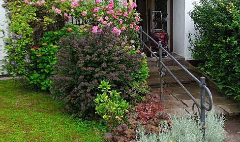 Commission-free detached house with large garden