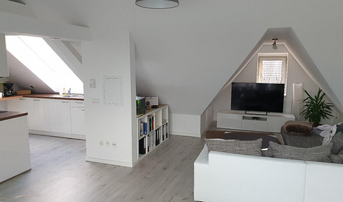 Helle 2 Zimmer-Dachgeschosswohnung in attraktiver Lage wartet auf Sie!