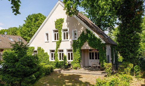 Spacious urban villa with very upscale interior in a unique residential area/nature reserve!