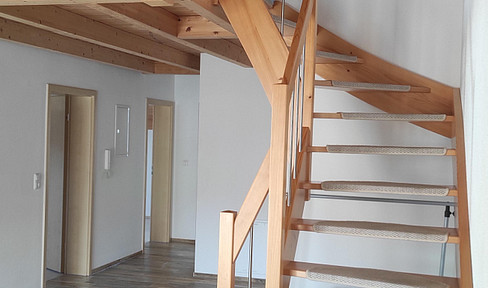 Free of commission! Exclusive 4-room maisonette apartment with geh. Interior with balcony and EBK