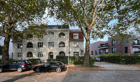 Luxury top-floor apartment with large terrace and private parking space in Berlin-Steglitz