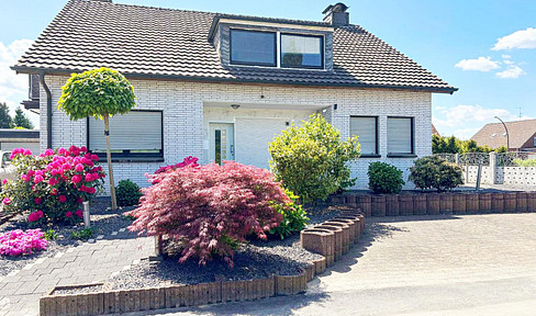Space for the whole family: detached two-family house with large garden and garage