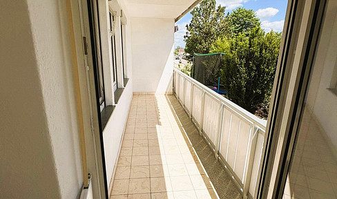 Top modern 4.5 room apartment on the ground floor with large balcony, including parking space and cellar compartment