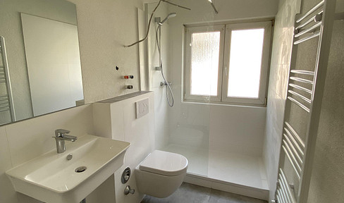 First occupancy after core renovation! 3-room attic apartment with EBK & garden