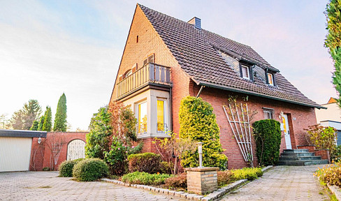 Charming detached house with spacious, park-like garden in quiet residential area