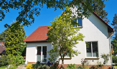 Detached house with lake view in idyllic location