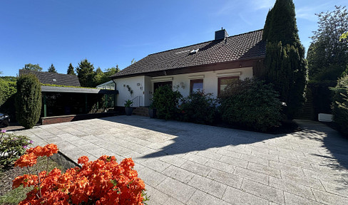 Fully furnished! Large detached house with indoor pool, sauna, XXL garden & carport