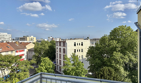 Renovated penthouse apartment with large roof terrace 1min from the S-Bahn station Ledermuseum and EBK