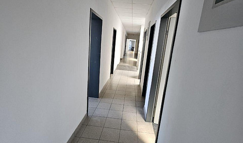 Große Bürofläche, Lager oder Praxisräume zu vermieten in Dörnigheim (Teilbar)