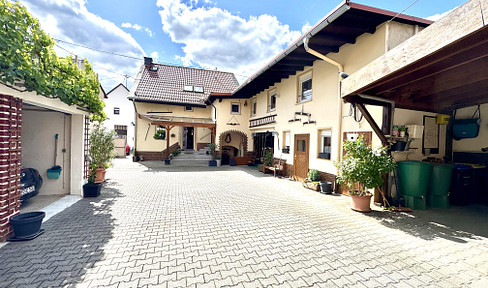 Detached house with vacation apartment commission-free