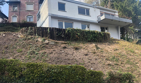 Timeless flat-roof bungalow in a prime city location - ready for new ideas