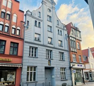 Commercial property in direct city center location near market