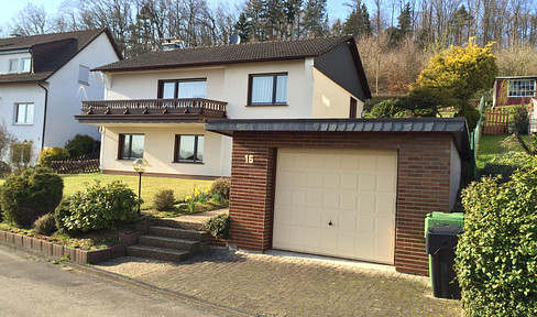 Smart single-family home on a south-facing slope - High potential for solar energy - 30 minutes to Cologne.