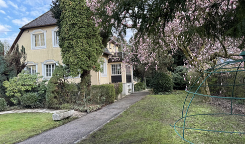 Großes, parkähnliches und phantasievolles Grundstück mit charmantem Haus