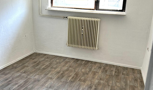 Basement unit with natural light - ideal as an office, studio or warehouse - For commercial use.