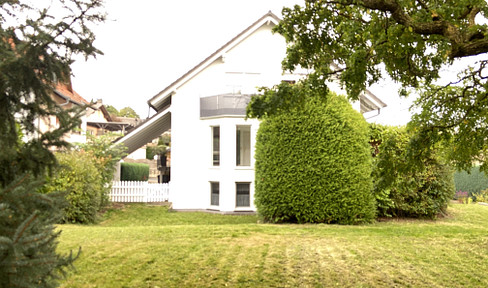 Exclusive apartment with fitted kitchen, 2 parking spaces, garden and pool