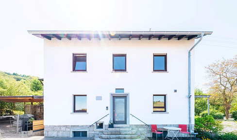 High-quality furnished apartment with a view over Randersacker